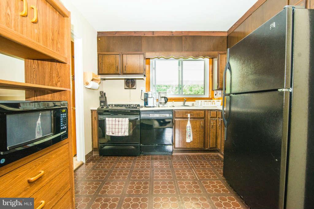 5910 Moorehead Road Baltimore, MD 21228 - Photo 6 of 18 Kitchen