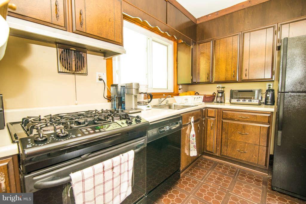 5910 Moorehead Road Baltimore, MD 21228 - Photo 7 of 18 Kitchen