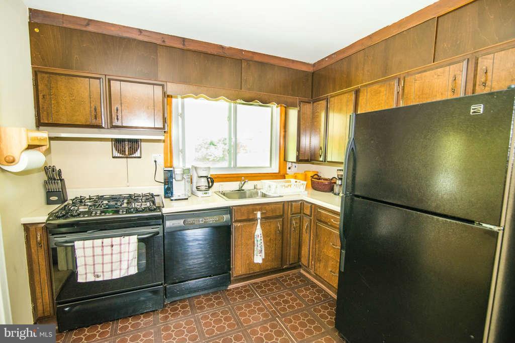 5910 Moorehead Road Baltimore, MD 21228 - Photo 8 of 18 Kitchen
