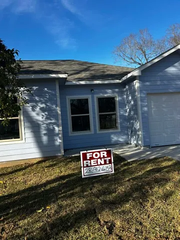 a view of a yard of the house