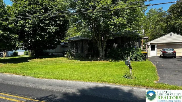 a view of a back yard
