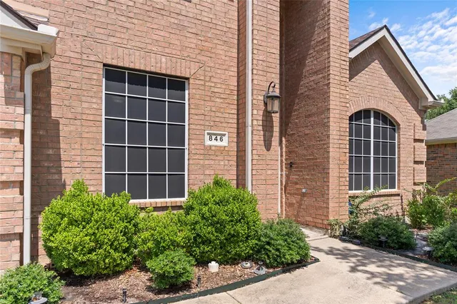 a view of front of a house with a yard