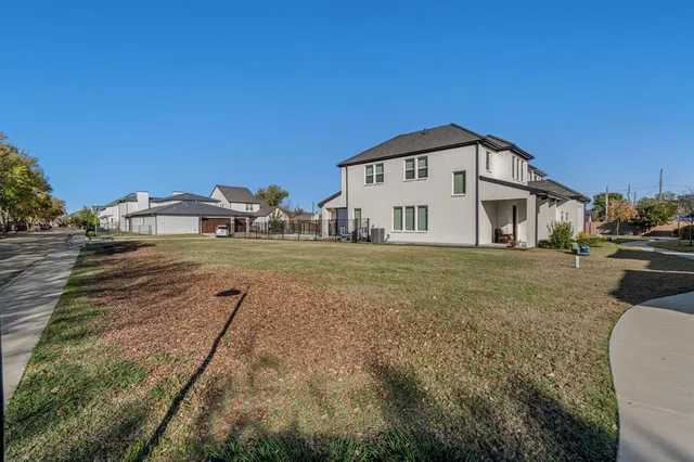 a view of a house with backyard