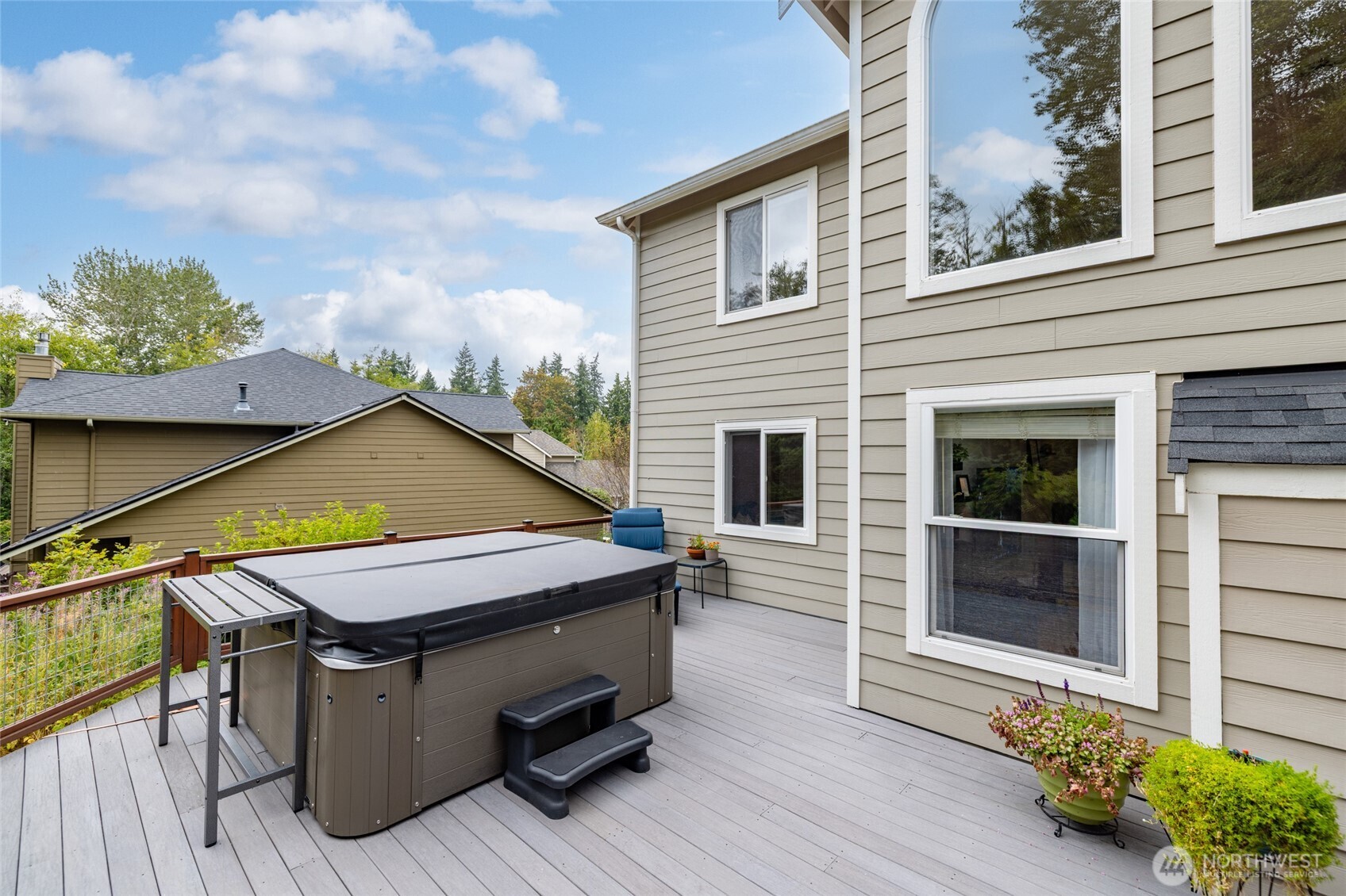 1014 South 38th Place Mount Vernon, WA 98274 - Photo 28 of 39 a small pool with table and chairs