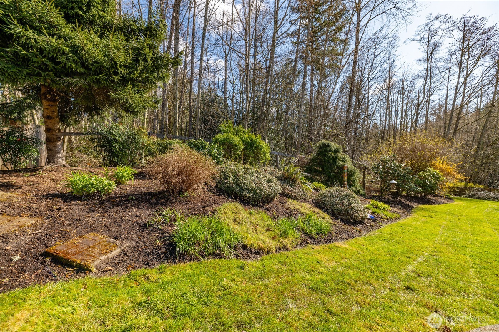 1014 South 38th Place Mount Vernon, WA 98274 - Photo 35 of 39 a view of a garden with plants