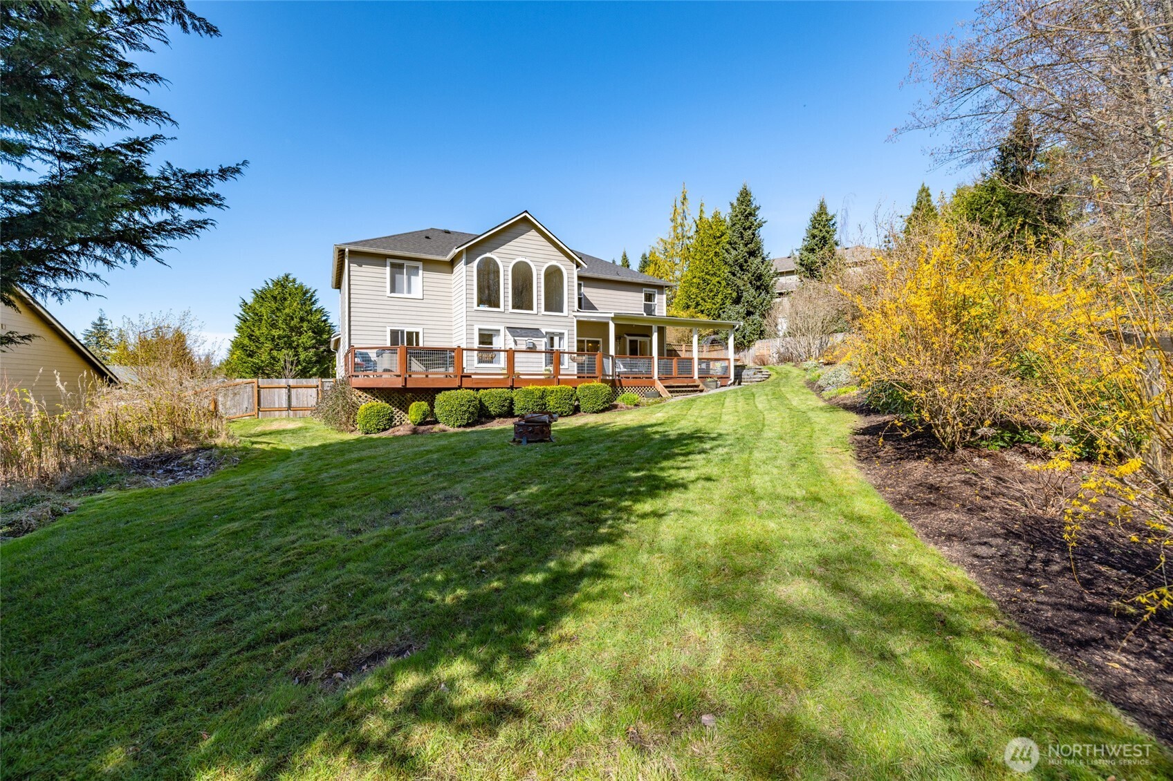 1014 South 38th Place Mount Vernon, WA 98274 - Photo 36 of 39 a front view of a house with yard and green space