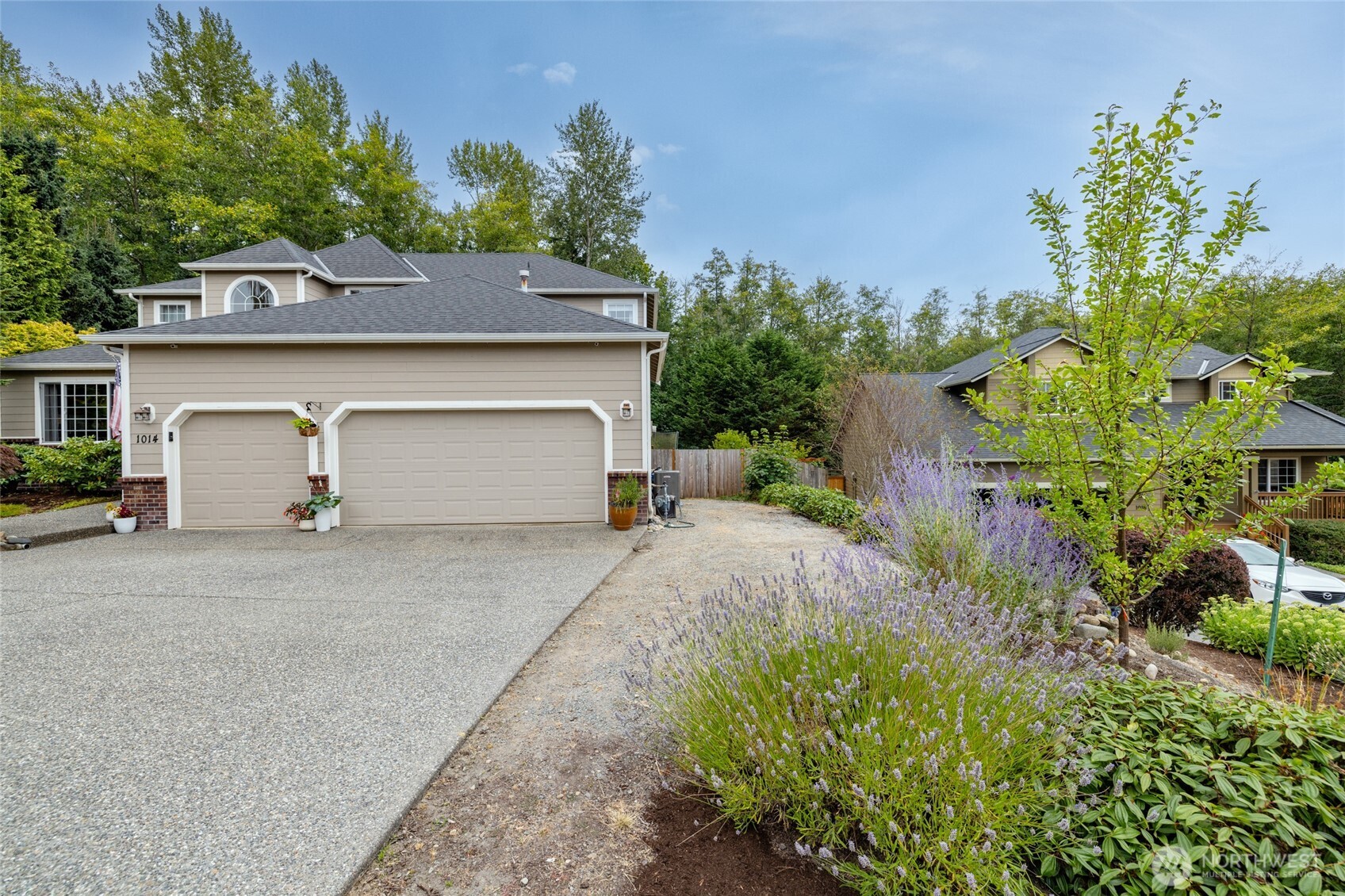 1014 South 38th Place Mount Vernon, WA 98274 - Photo 37 of 39 a house view with a outdoor space