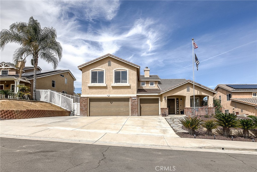 a view of a yard in front of house