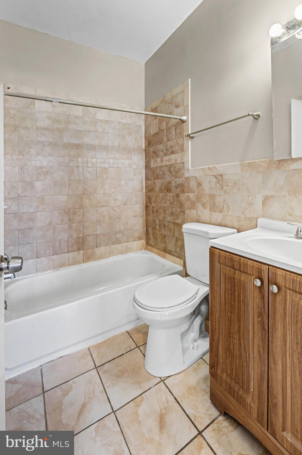 407 West 28th Street Baltimore, MD 21211 - Photo 16 of 30 a bathroom with a toilet a sink and bathtub