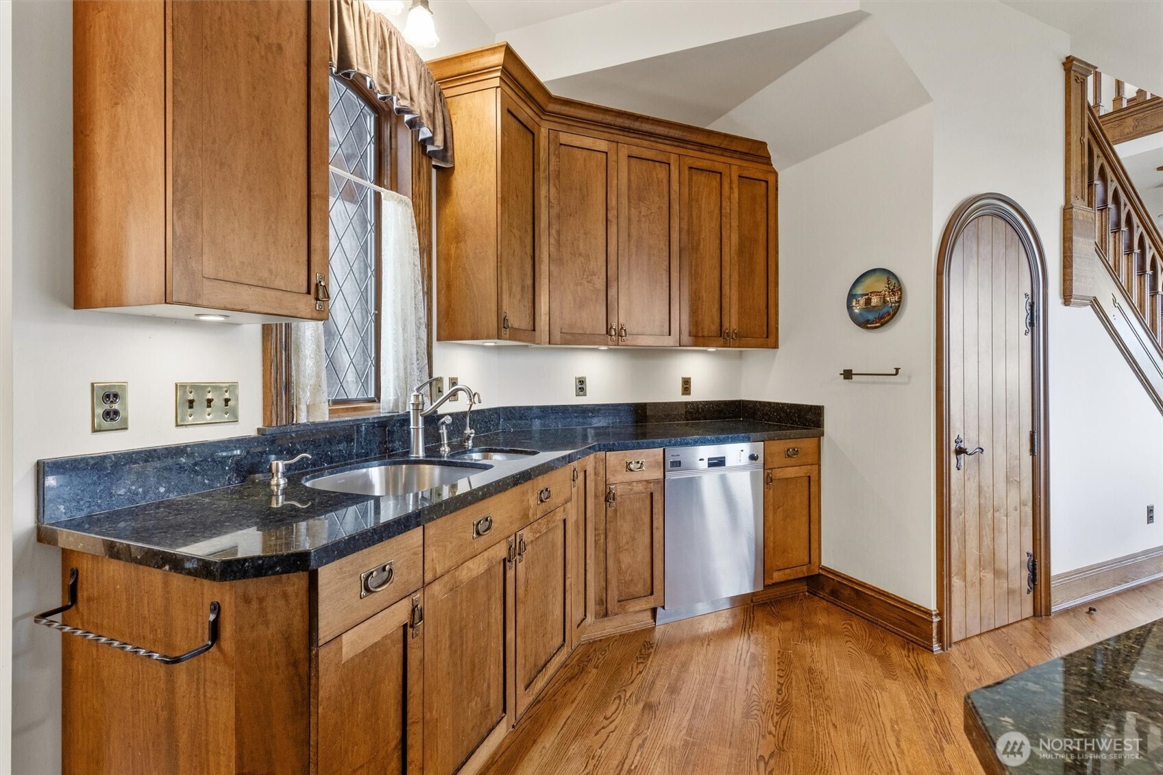4725 West Mercer Way Mercer Island, WA 98040 - Photo 15 of 40