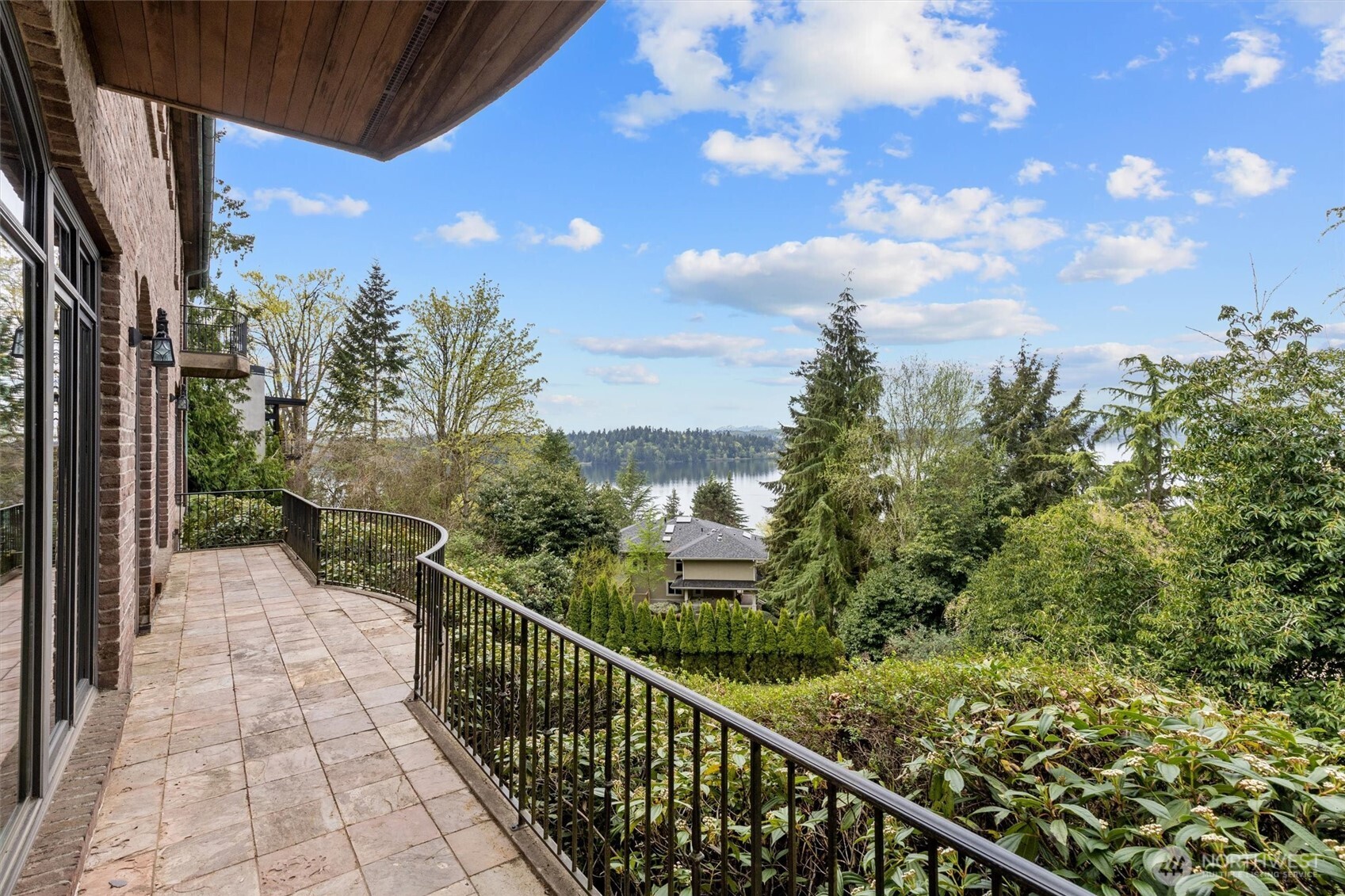 4725 West Mercer Way Mercer Island, WA 98040 - Photo 8 of 40