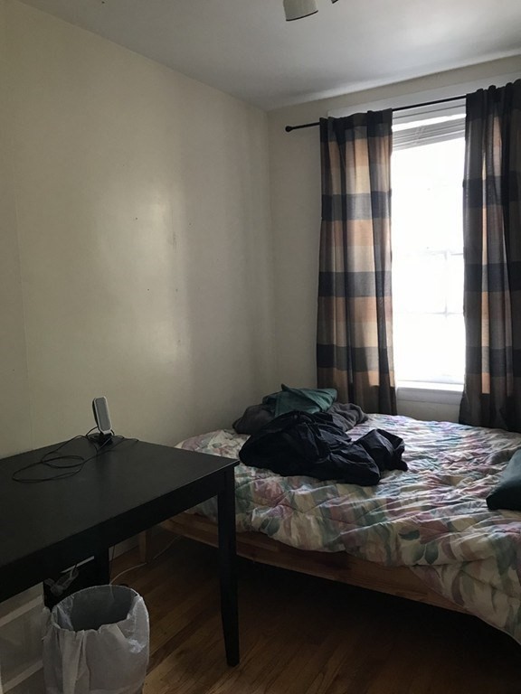 43-43A Grove Street, Unit 2 Boston, MA 02114 - Photo 5 of 6 a bed sitting in a bedroom next to a window