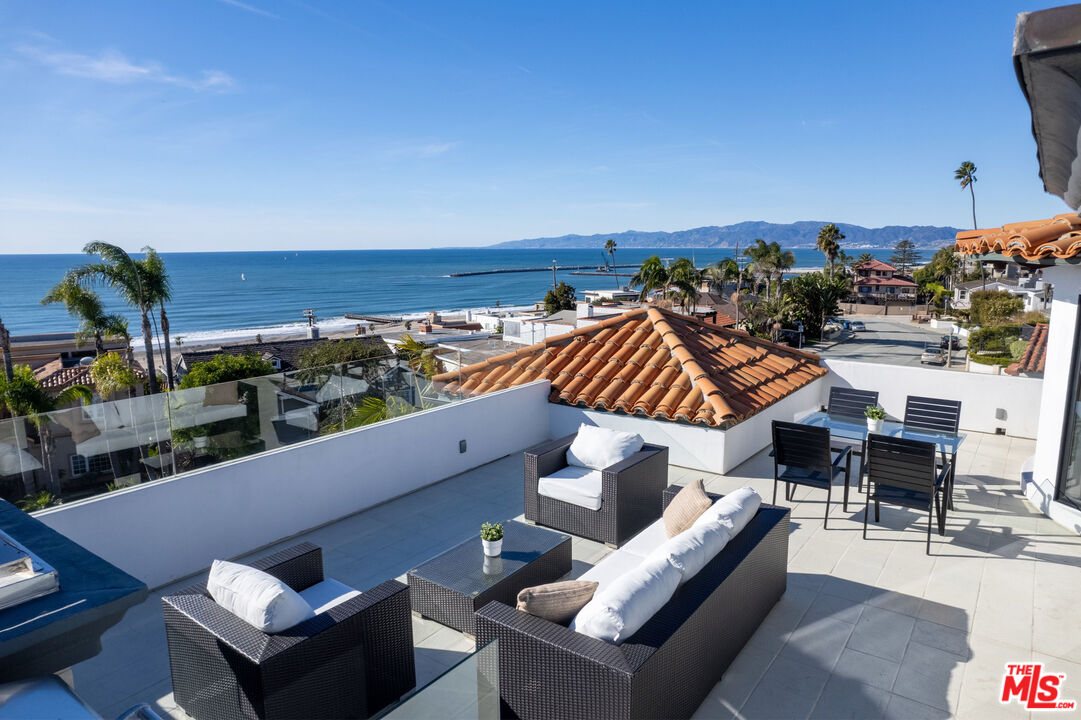 7112 Rindge Avenue Playa del Rey, CA 90293 - Photo 3 of 39 a outdoor living space with furniture and city view