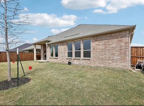 a view of a backyard with brick wall