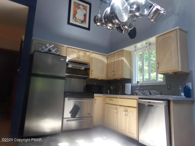 131 Swallow Court Bushkill, PA 18324 - Photo 2 of 14 20190819220731564099000000-o