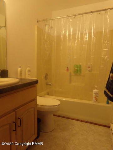 131 Swallow Court Bushkill, PA 18324 - Photo 8 of 14 20190819220717623268000000-o