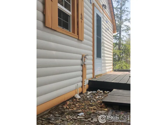 a view of entryway with furniture