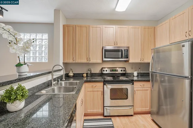 $489,000 | 1121 40th Street, Unit 3307, Emeryville, CA 94608