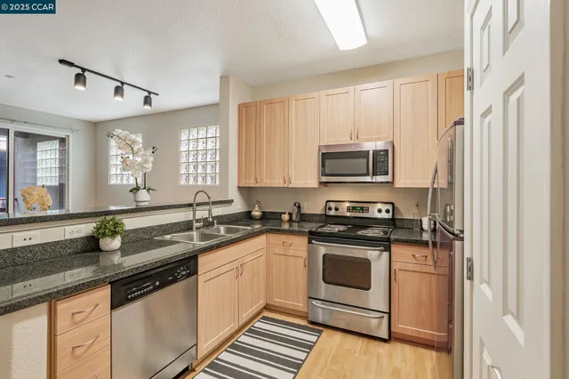 $489,000 | 1121 40th Street, Unit 3307, Emeryville, CA 94608