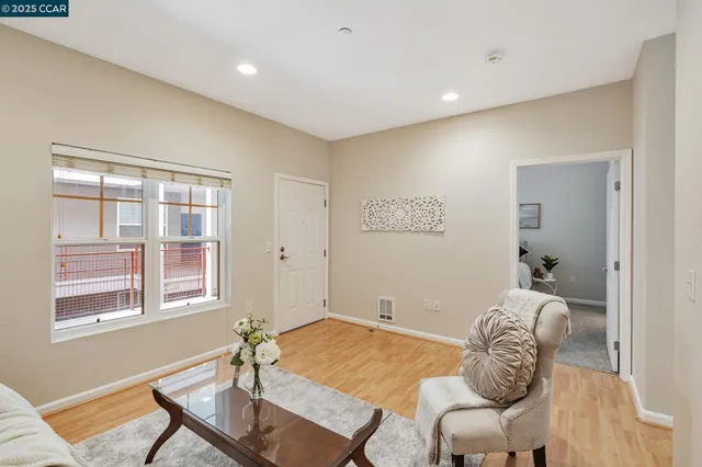 $489,000 | 1121 40th Street, Unit 3307, Emeryville, CA 94608