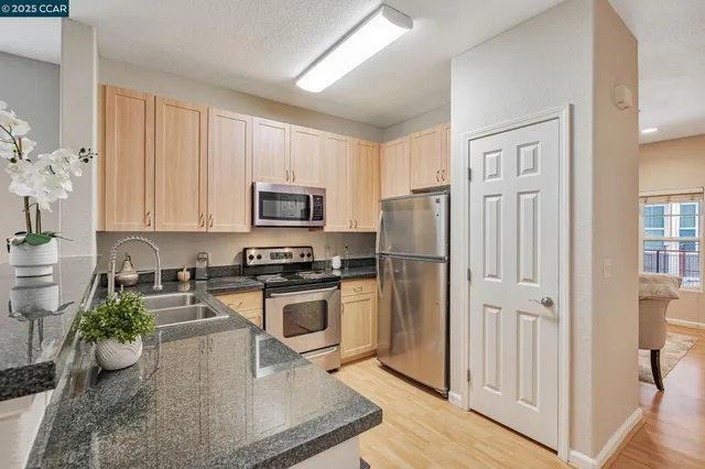 $489,000 | 1121 40th Street, Unit 3307, Emeryville, CA 94608