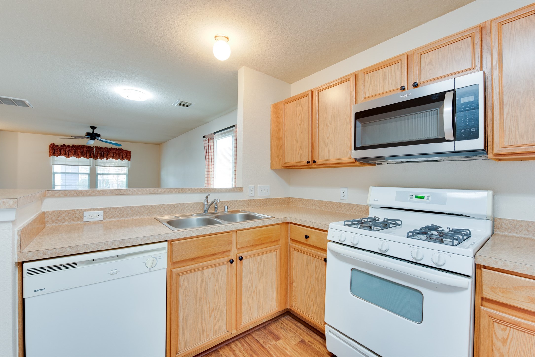 6129 Lone Prairie Way Katy, TX 77449 - Photo 10 of 28 Gallery Image 10
