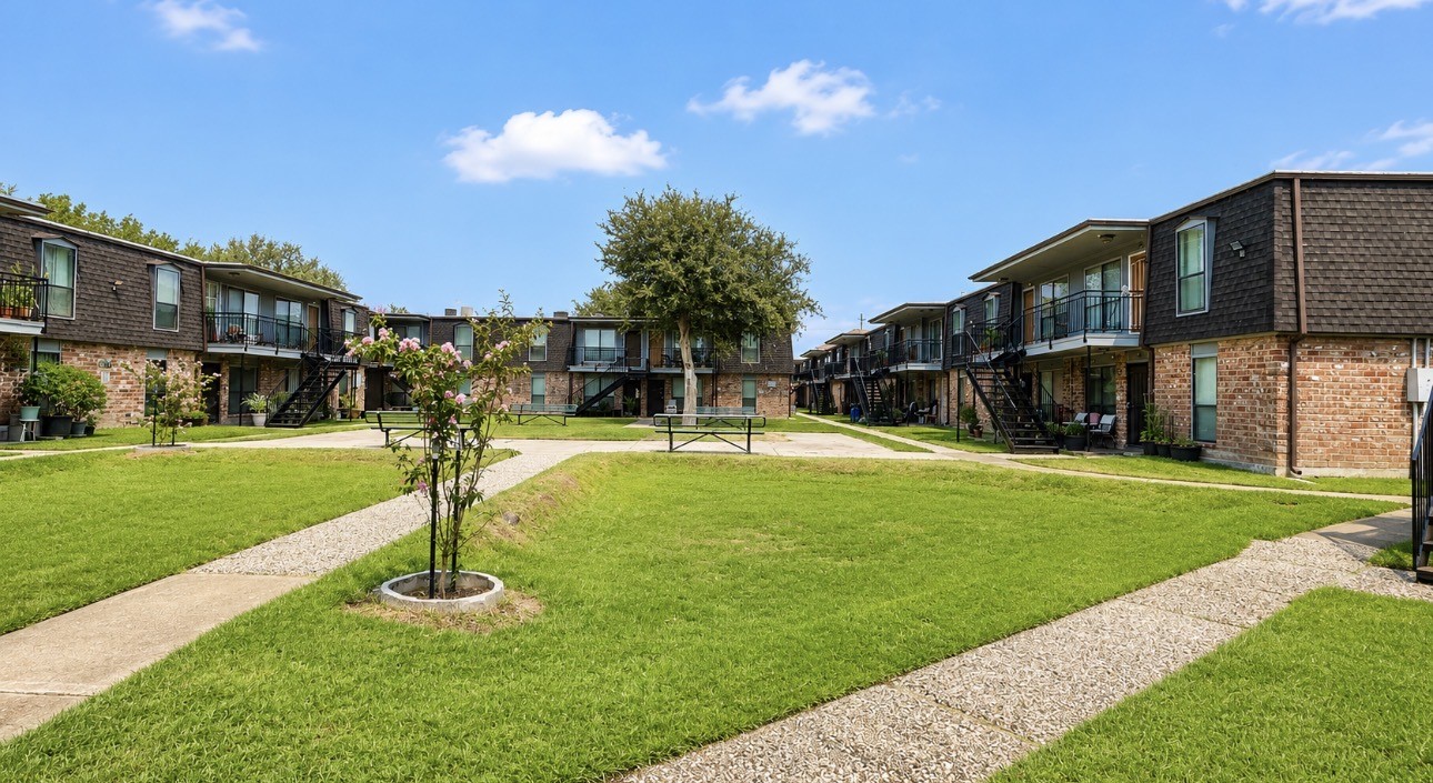 10802 Kingspoint Road, Unit 313 Houston, TX 77075 - Photo 3 of 6 Gallery Image 3