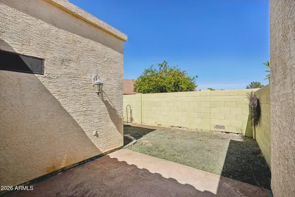 a view of a house with backyard