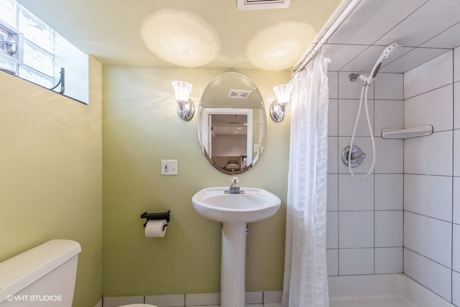 1112 Potter Road Park Ridge, IL 60068 - Photo 10 of 12 a bathroom with a toilet sink and mirror