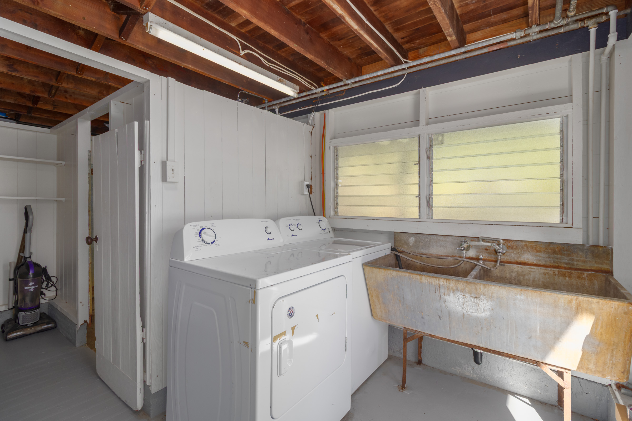 75 East Palai Street Hilo, HI 96720 - Photo 23 of 29 a utility room with dryer and washer