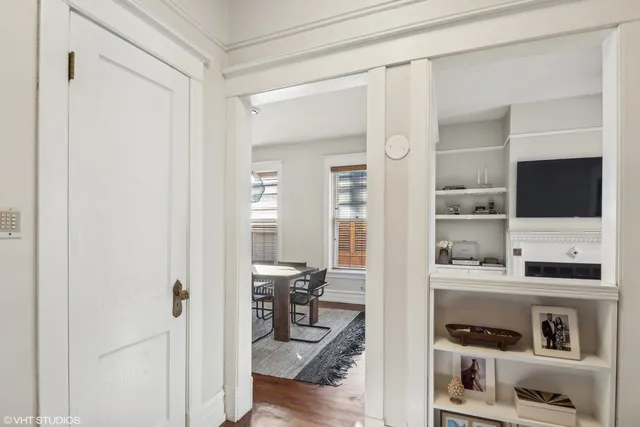 $365,000 | 1443 West Waveland Avenue, Unit 1, Chicago, IL 60613