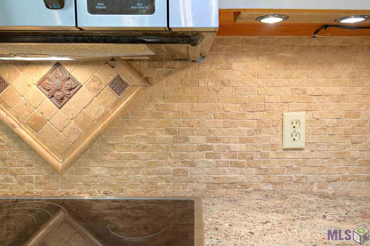 2816 Dakin Avenue Baton Rouge, LA 70820 - Photo 14 of 32 Custom Backsplash