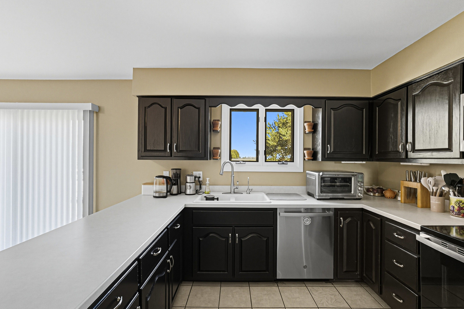 21182 Virginia Road DeKalb, IL 60115 - Photo 4 of 44 a kitchen with a sink stove and cabinets