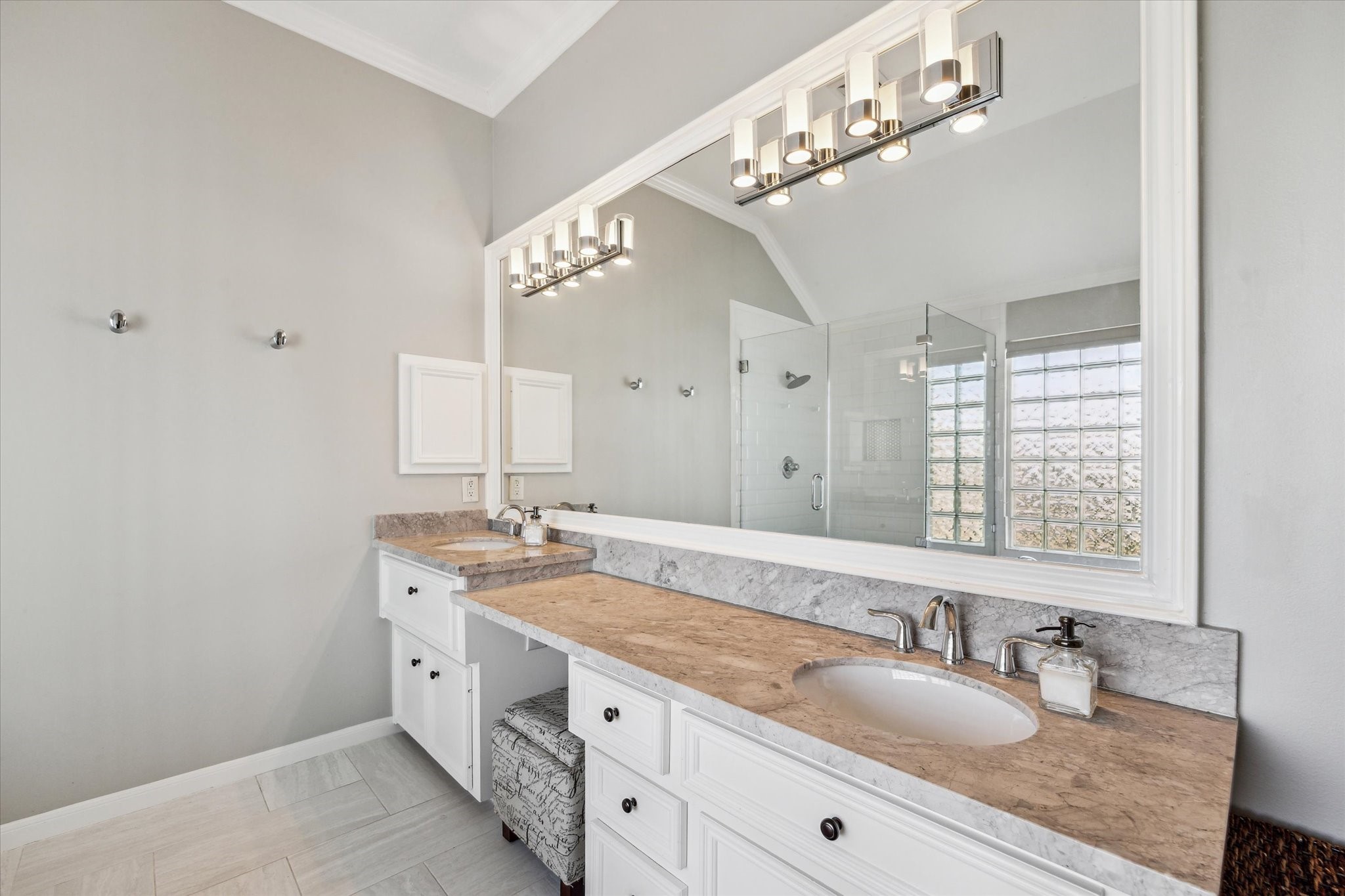 920 Cohn Street Houston, TX 77007 - Photo 16 of 24 3rd floor primary ensuite with double vanities and so much counterspace!