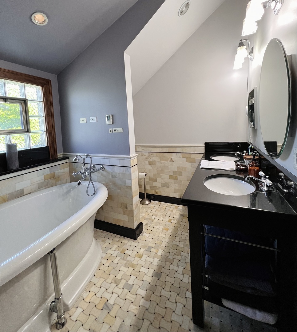 6849 Riverside Drive Berwyn, IL 60402 - Photo 17 of 33 a bathroom with a sink and a bathtub