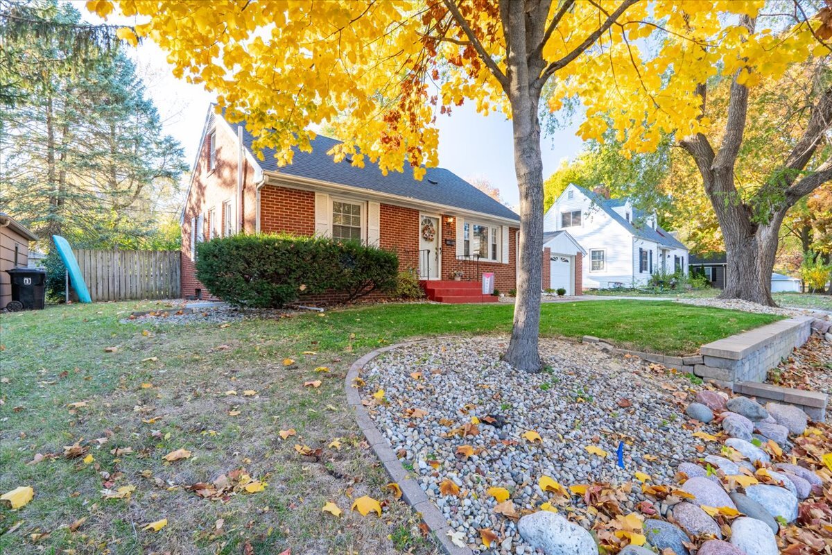 27 University Court Normal, IL 61761 - Photo 2 of 29 a front view of a house with garden