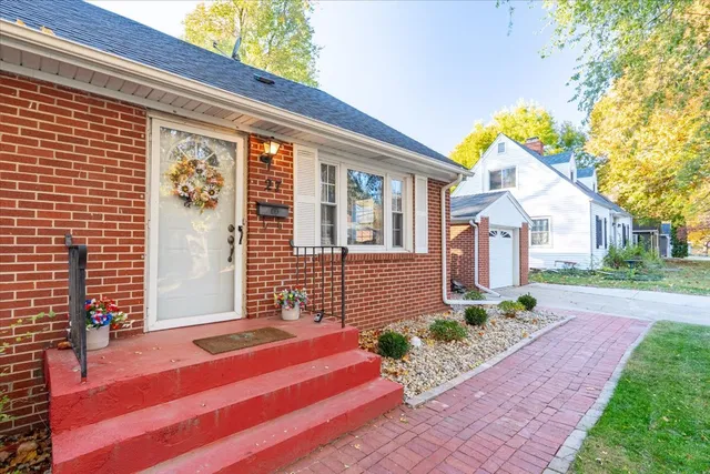 $185,900 | 27 University Court, Normal, IL 61761