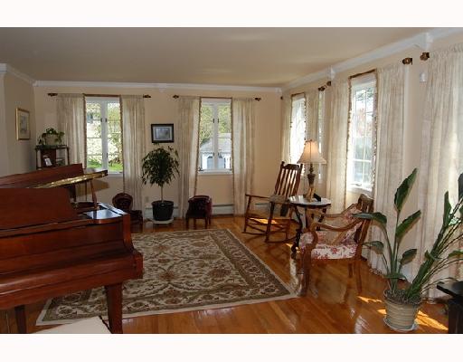 59 Greenfield Road Cumberland, RI 02864 - Photo 5 of 8 Living Room.