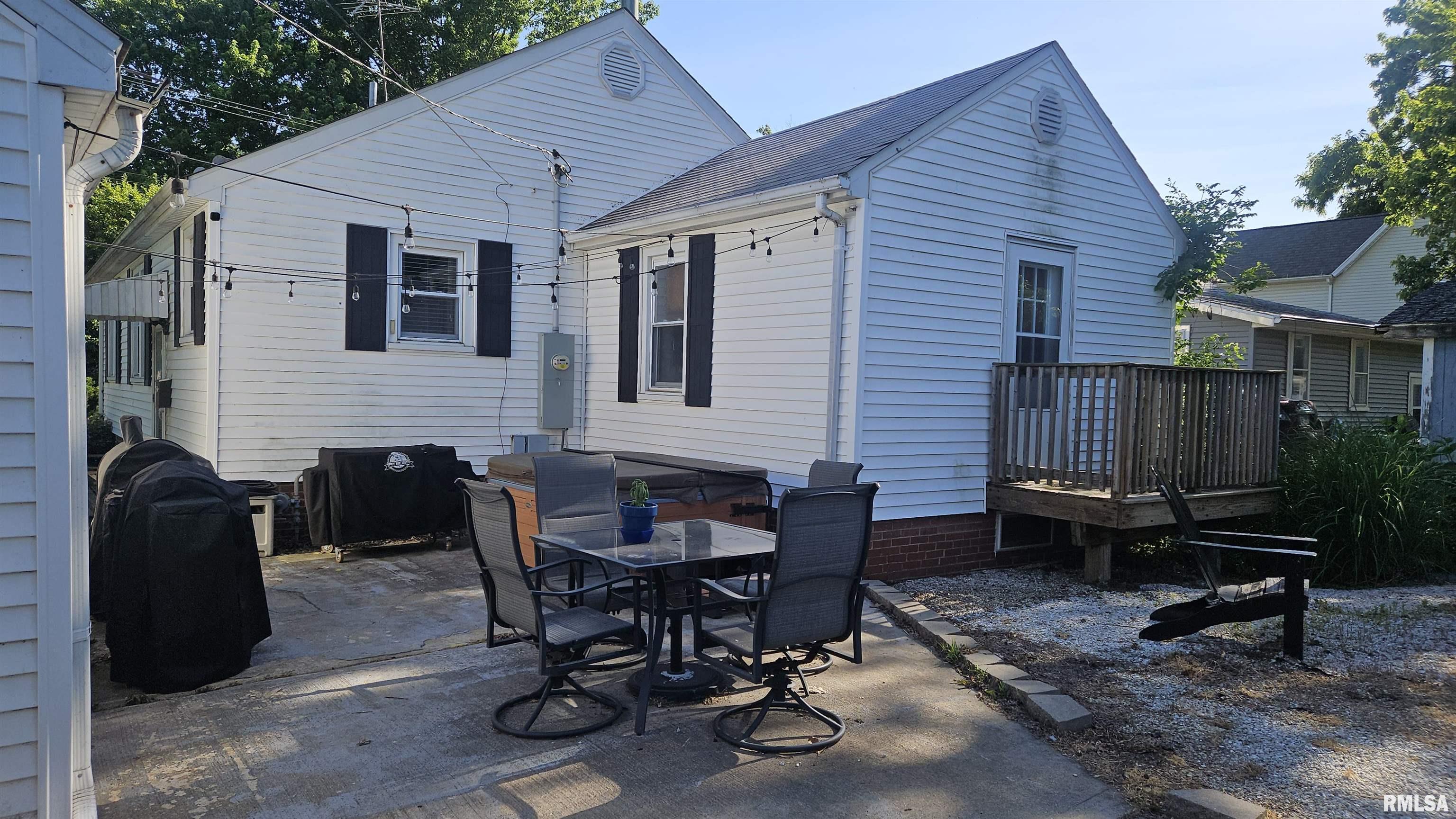 1055 East Elm Street Canton, IL 61520 - Photo 3 of 31