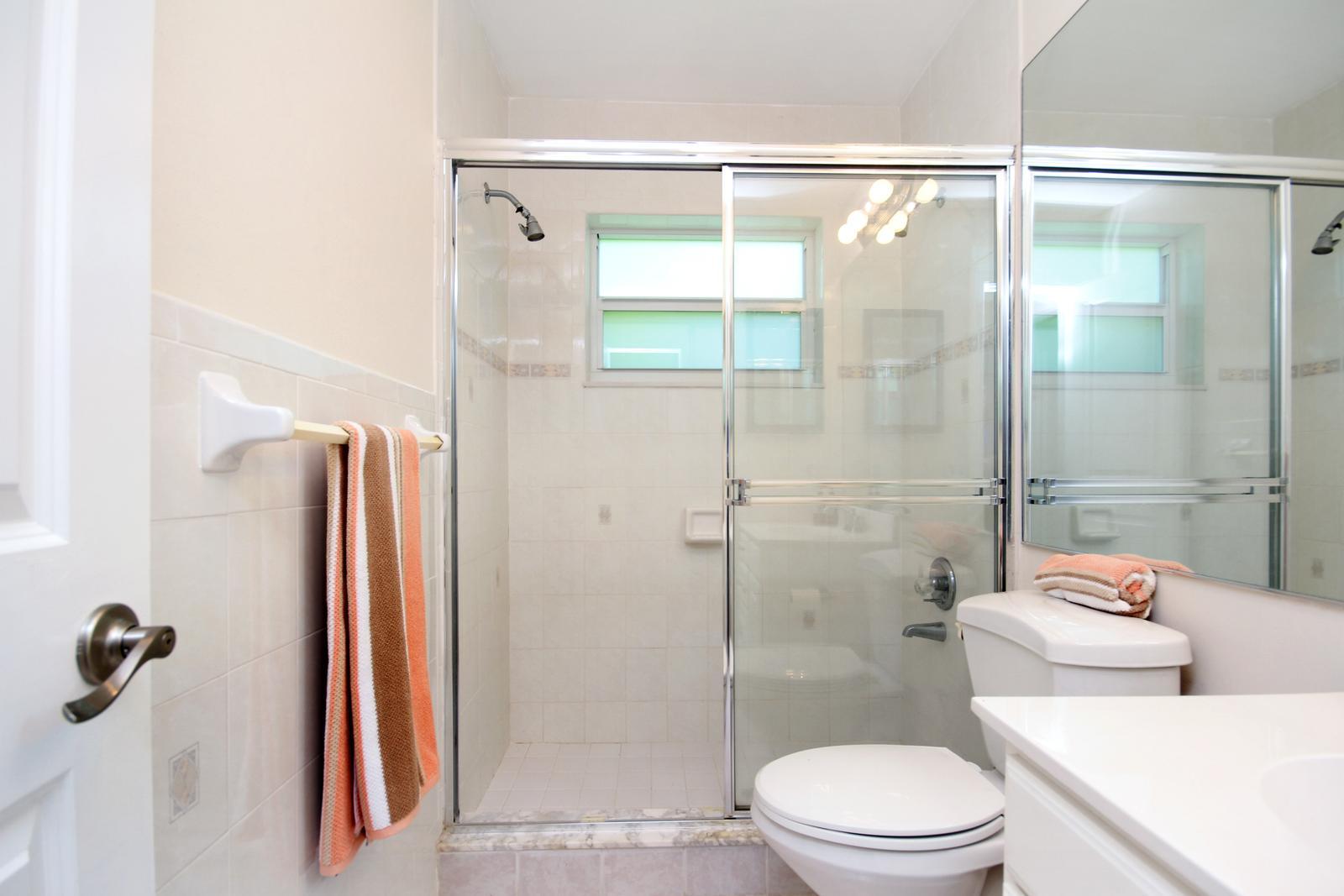 2901 Cormorant Road Delray Beach, FL 33444 - Photo 20 of 26 Guest Bath