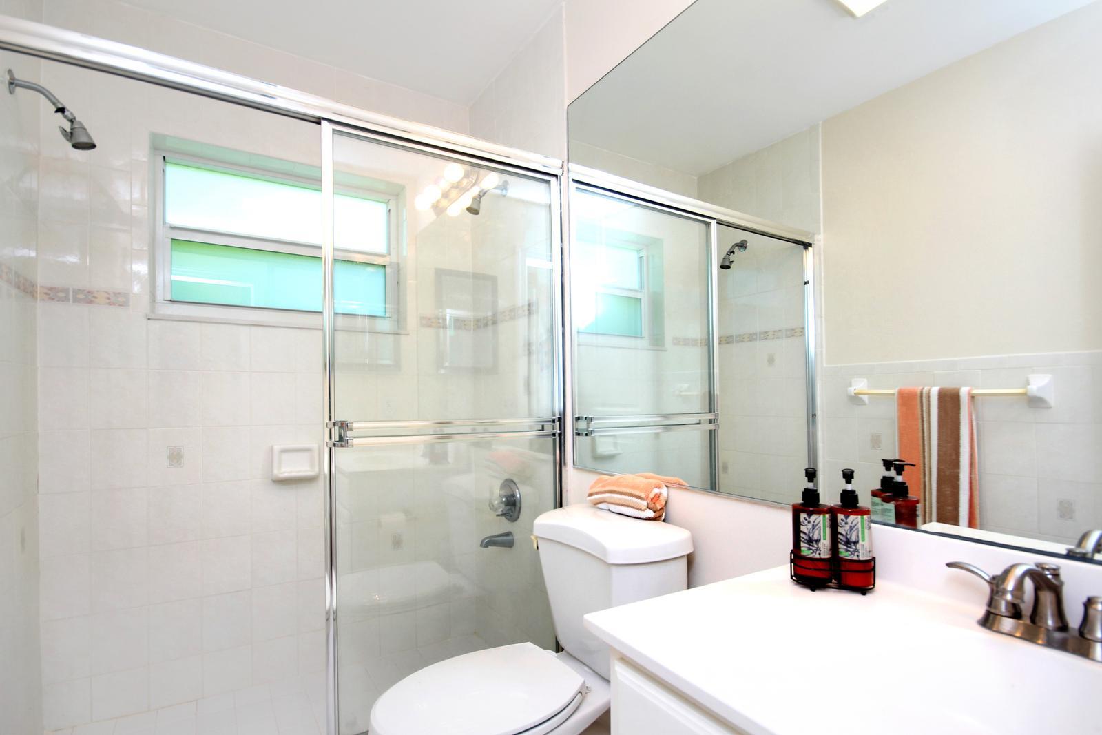 2901 Cormorant Road Delray Beach, FL 33444 - Photo 21 of 26 Guest Bath