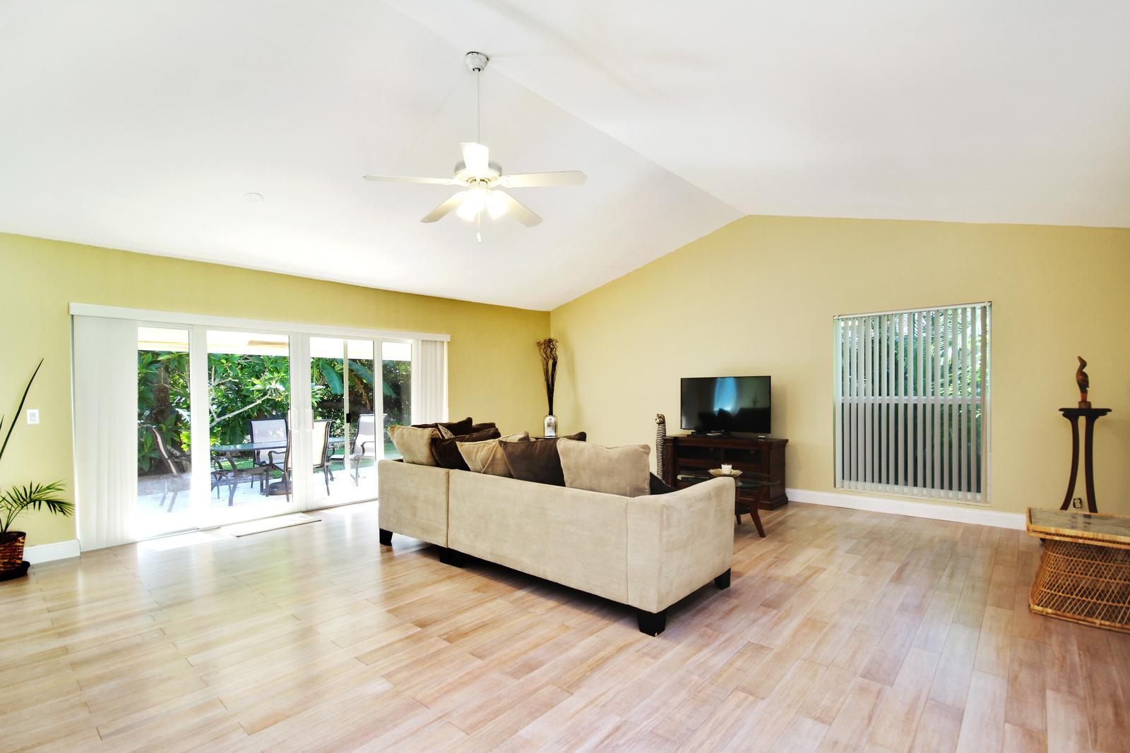 2901 Cormorant Road Delray Beach, FL 33444 - Photo 4 of 26 Living Room
