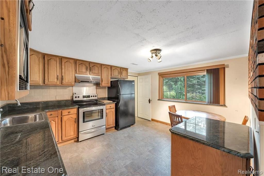 1719 John R Road Rochester Hills, MI 48307 - Photo 8 of 34
