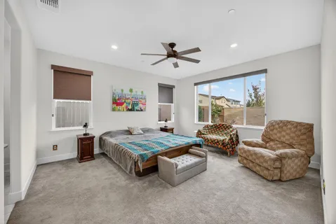 a en suite bathroom with a double vanity sink and mirror