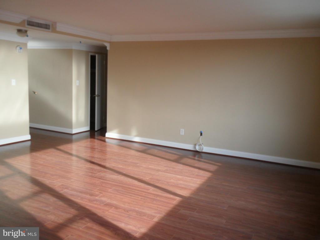 4600 Duke Street, Unit 617 Alexandria, VA 22304 - Photo 3 of 10 Living Room