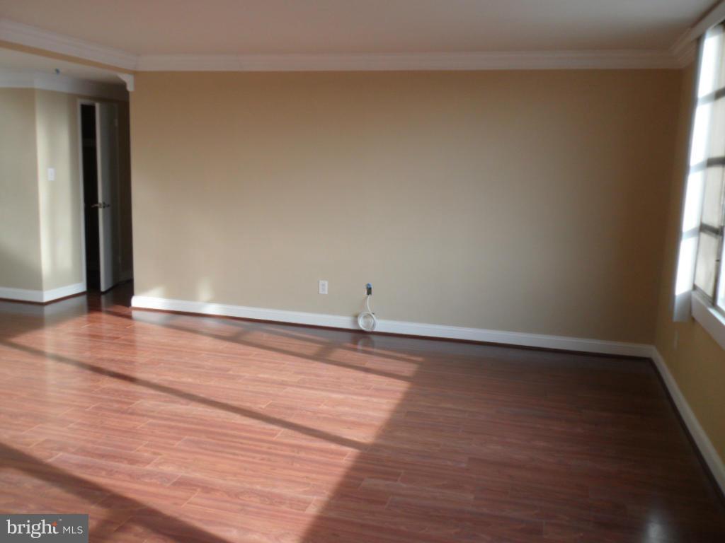 4600 Duke Street, Unit 617 Alexandria, VA 22304 - Photo 4 of 10 Living Room