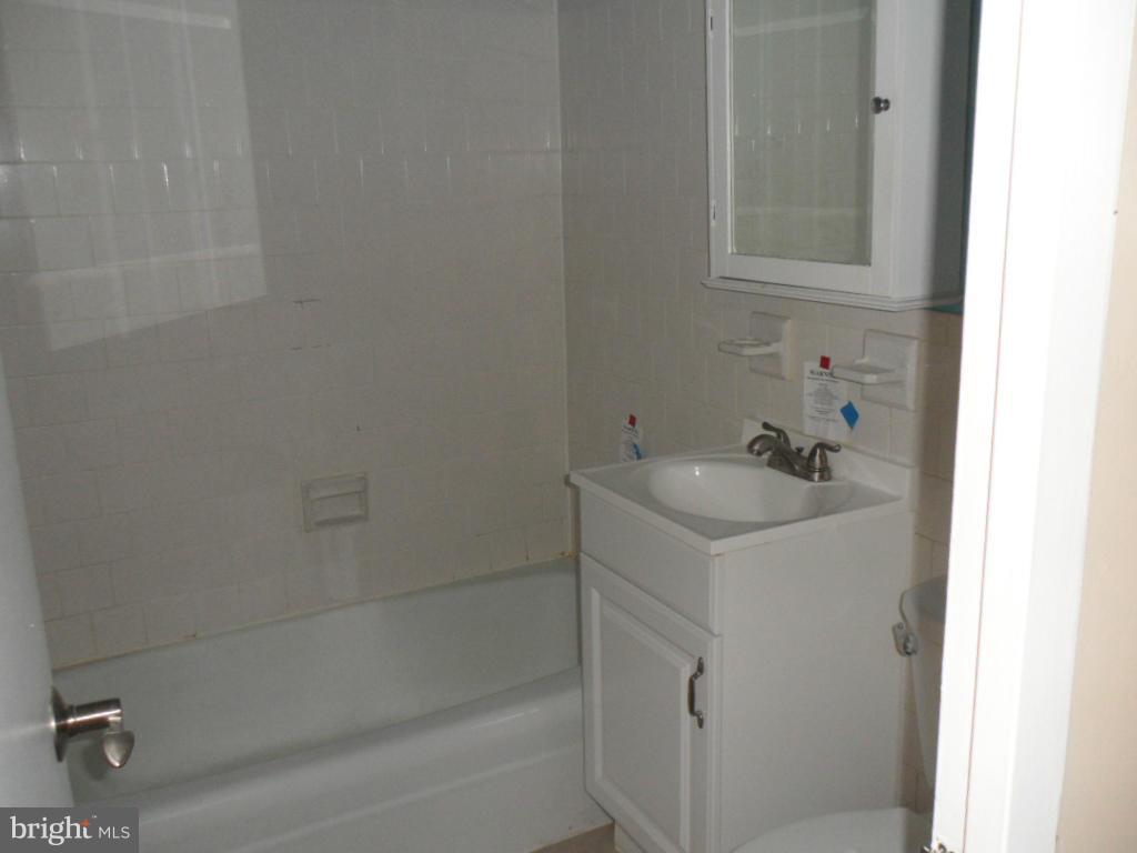 4600 Duke Street, Unit 617 Alexandria, VA 22304 - Photo 7 of 10 Bath