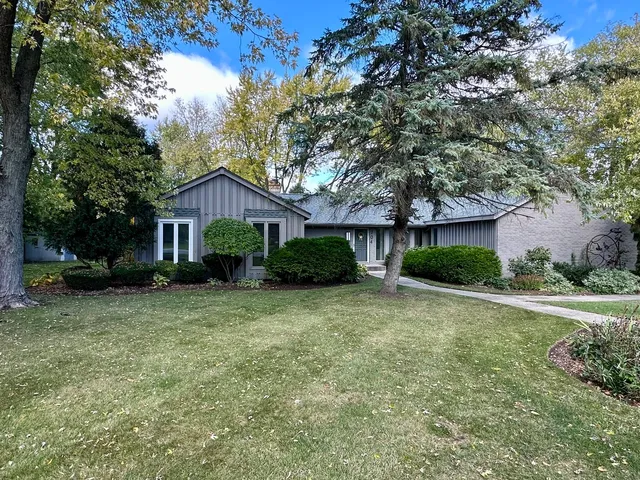 $412,000 | 704 St Andrews Lane, Crystal Lake, IL 60014