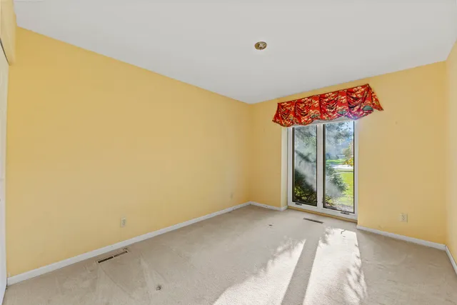 $412,000 | 704 St Andrews Lane, Crystal Lake, IL 60014