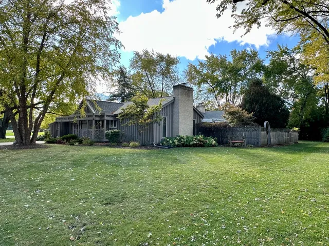 $412,000 | 704 St Andrews Lane, Crystal Lake, IL 60014